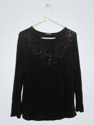 Top nero a maniche lunghe con scollo impreziosito