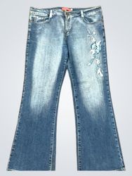 Jeans azuis flare com bordado floral