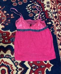 Camisola rosa com detalhe em renda