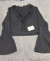 Top preto de manga comprida com detalhe de renda
