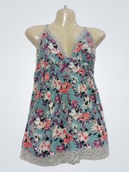 Alça tipo camisolinha com estampa floral e acabame..