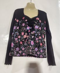 Camicia nera a maniche lunghe con stampa floreale