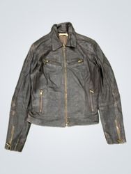 Nuna Lie Mood en chaqueta de cuero Italia