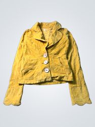 Gelbe Kordjacke mit dekorativer Nahtverzierung