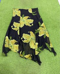 Jupe noire à imprimé floral jaune