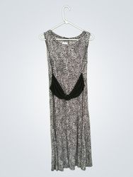 Vestido sem mangas preto e branco com padrão da Pe..