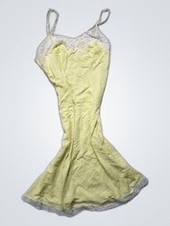 Chemise jaune avec dentelle