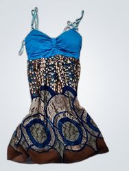 Blaues und braunes Neckholderkleid