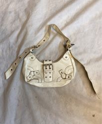 White patent leather shoulder bag with buckle deta..