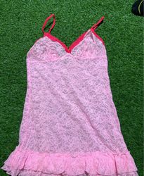 Lingerie rosa in pizzo con rifiniture rosse