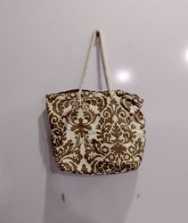 Tote bag with damask pattern and rope handles