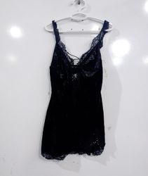 Robe nuisette en velours noir à bretelles avec bor..