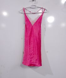 Rosa Satin-Negligékleid mit Spitzenbesatz