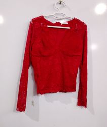 Rotes Spitzen-Oberteil mit V-Ausschnitt und langen..