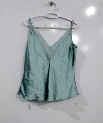 Haut caraco en satin avec bordure en dentelle