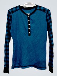 Langärmeliges Henley-Shirt mit karierten Ärmeln
