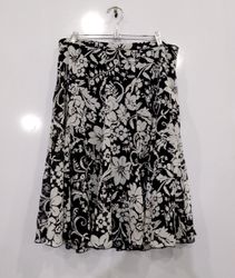 Saia com estampa floral em preto e branco