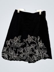 Jupe trapèze noire avec broderie florale