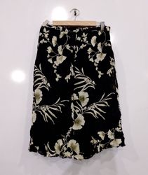 Schwarzer Midirock mit Blumenmuster