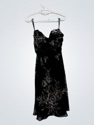Vestido curto floral preto White House Black Marke..