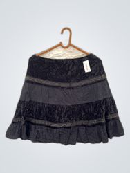 Schwarzer gestufter Volantrock