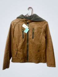 Braune Lederjacke mit grauem Kapuzenpulli