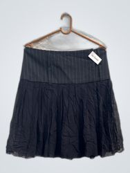  Jupe noire avec des rayures blanches »