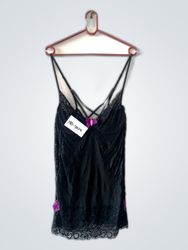 Schwarze Spitzenchemise mit rosa Schleifen