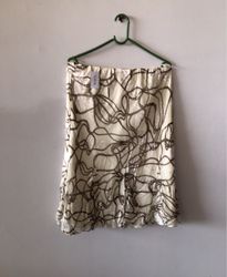 Saia com estampa marrom e branca