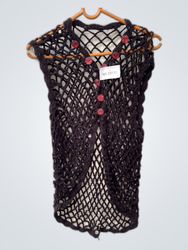 Häkeltop mit roten Knöpfen