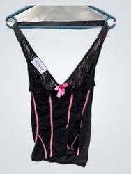 Body en dentelle avec accents roses