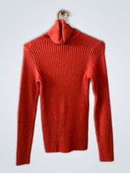 Suéter de tricô vermelho de gola alta