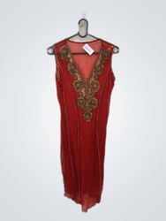 Robe rouge brodée