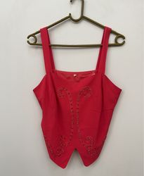 Roter Bodysuit mit Strassdesign