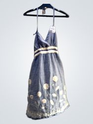 Robe brodée bleue avec motif floral blanc