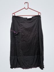 Jupe noire avec des coutures violettes et une poch..
