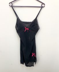 Schwarzes Negligé mit Spitze und pinken Schleifen