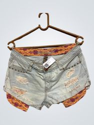 Denim-Mini-Shorts mit Nieten und zerrissenen Detai..
