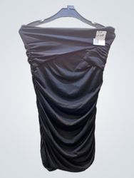 Robe noire sans manches froncée