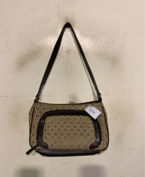 Borsa a spalla marrone con un motivo ripetuto