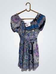 Abito off-shoulder con stampa paisley boho