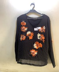 Schwarzes Langarmoberteil mit floralen Verzierunge..