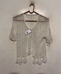 Cardigan a maglia aperta all'uncinetto con perle