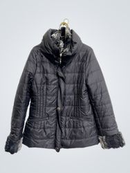 Veste noire rembourrée avec bord en fausse fourrur..