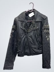 Schwarze Lederjacke mit Nieten und Verzierungen
