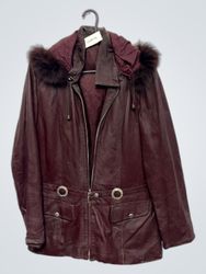 Veste à capuche en cuir bourgogne avec bord en fou..