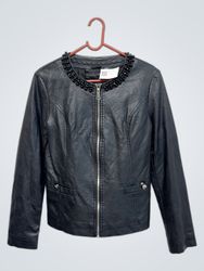 Chaqueta de Cuero Sintético Negra con Escote Beada..