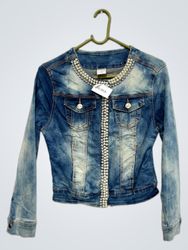 Chaqueta de mezclilla con adornos de perlas