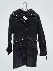Chaqueta negra con botones