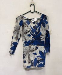 Vestido longo com mangas transparentes florais azu..